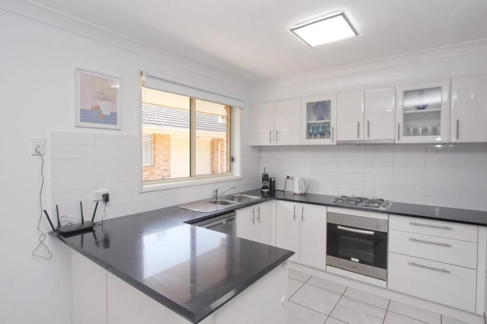 Gorgeous villa 5min walk to beach KING BED Villa in Central Coast