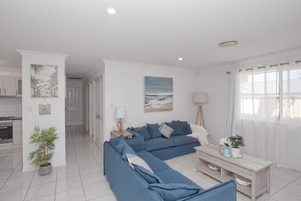 Gorgeous villa 5min walk to beach KING BED Villa in Central Coast