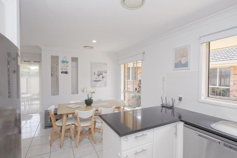 Gorgeous villa 5min walk to beach KING BED Villa in Central Coast