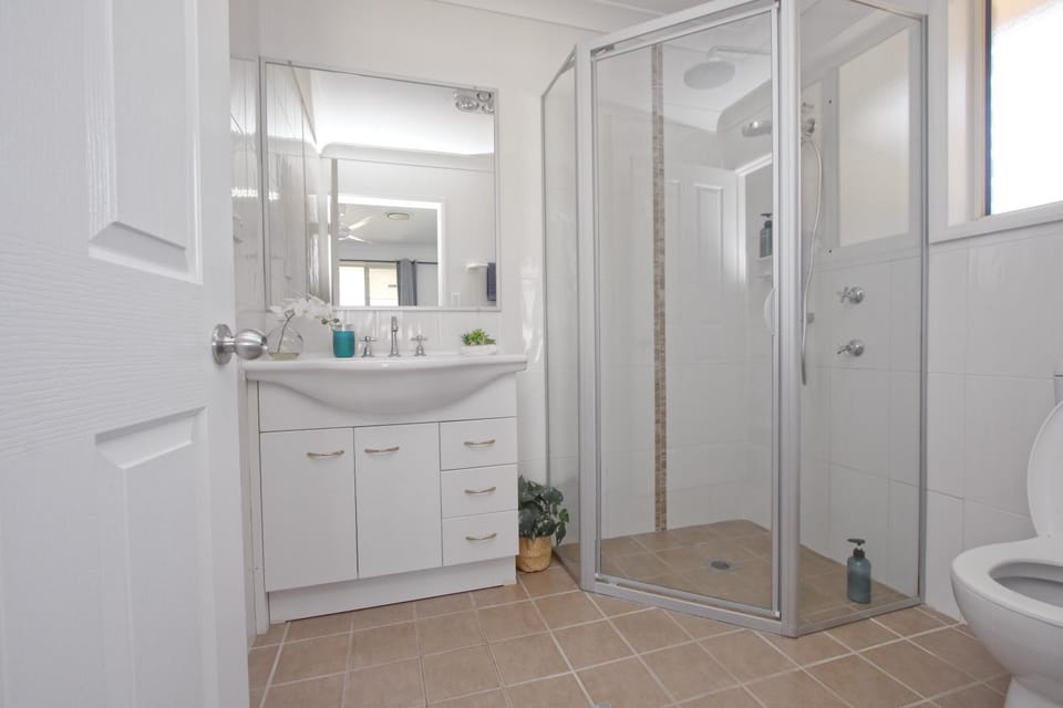Gorgeous villa 5min walk to beach KING BED Villa in Central Coast