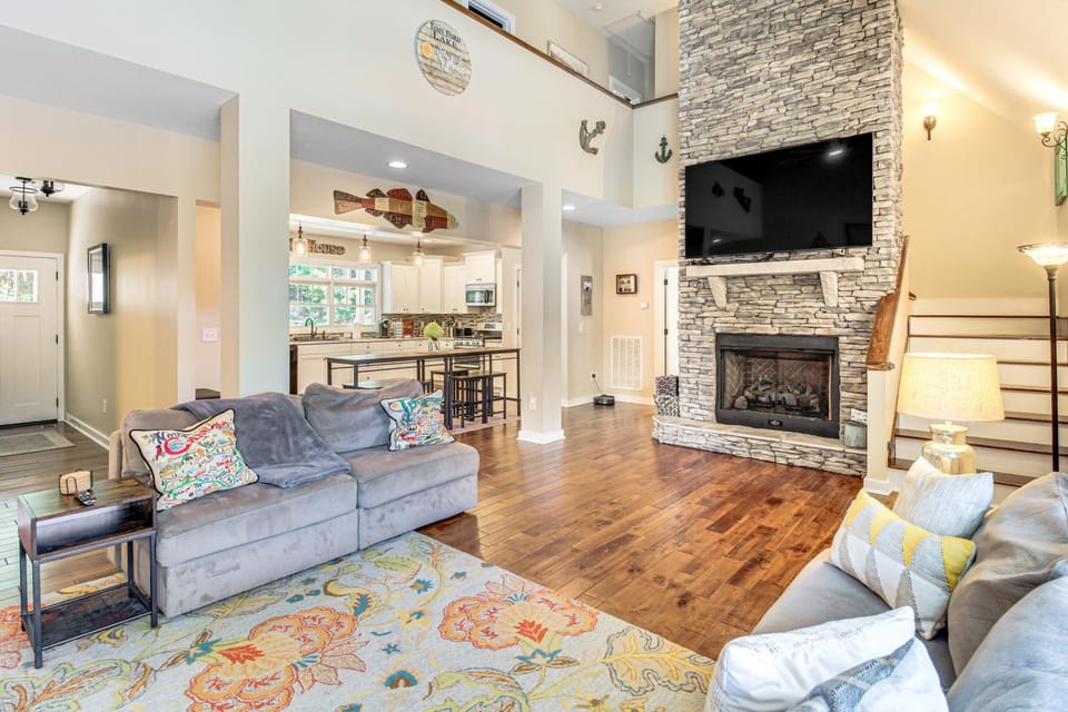 Modern Tims Ford Lake Home w/ Private Dock & Pool! House in Lynchburg