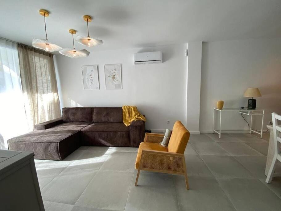 Stylish Seaside 3 Bed Apartment with Terrace + Sea View Apartment in Benalmadena