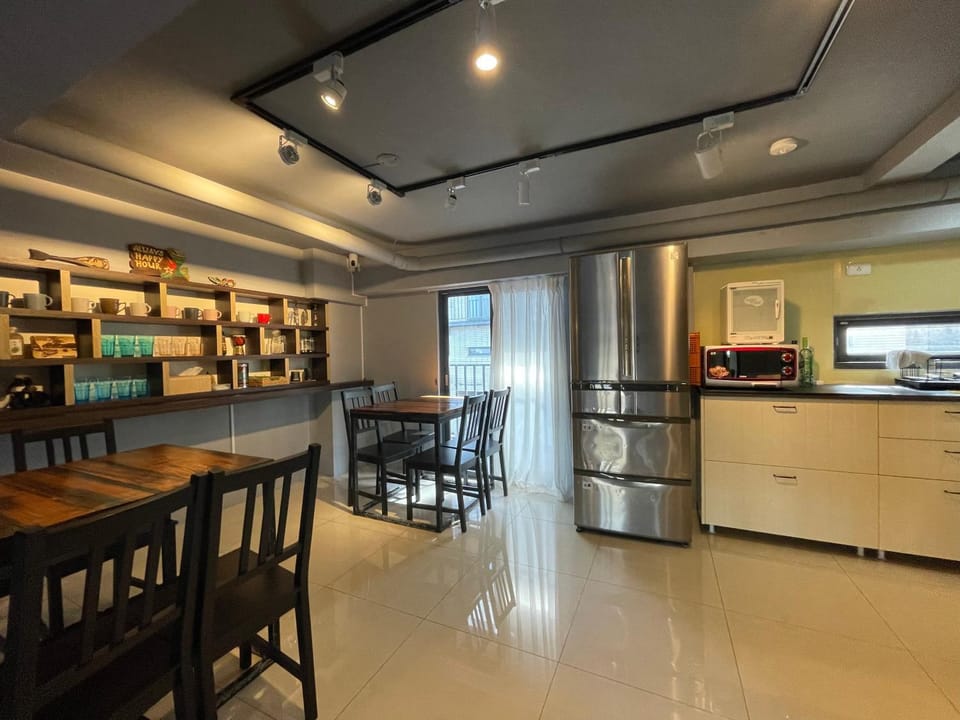 Kitchen or kitchenette, Dining area, minibar