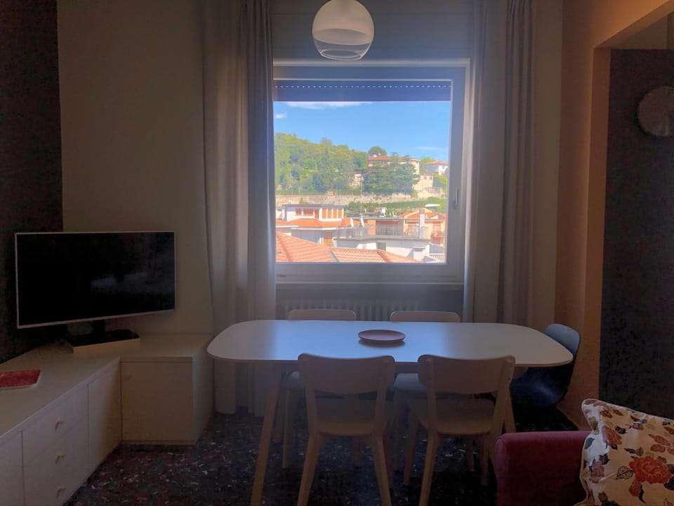 TV and multimedia, Living room, Seating area, Dining area