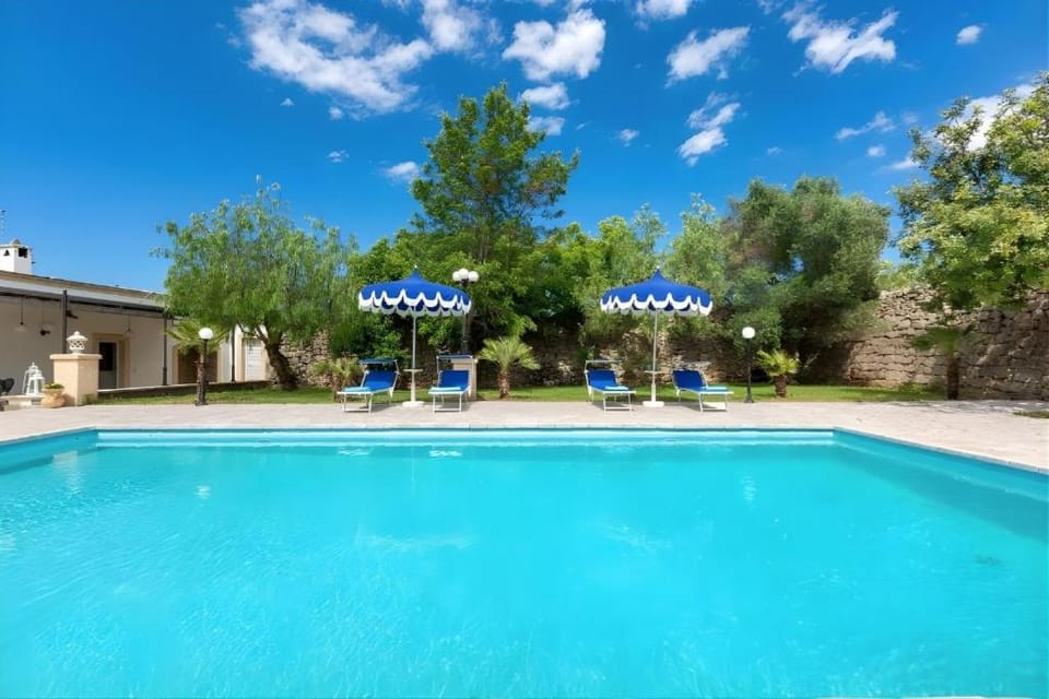 Swimming pool, sunbed
