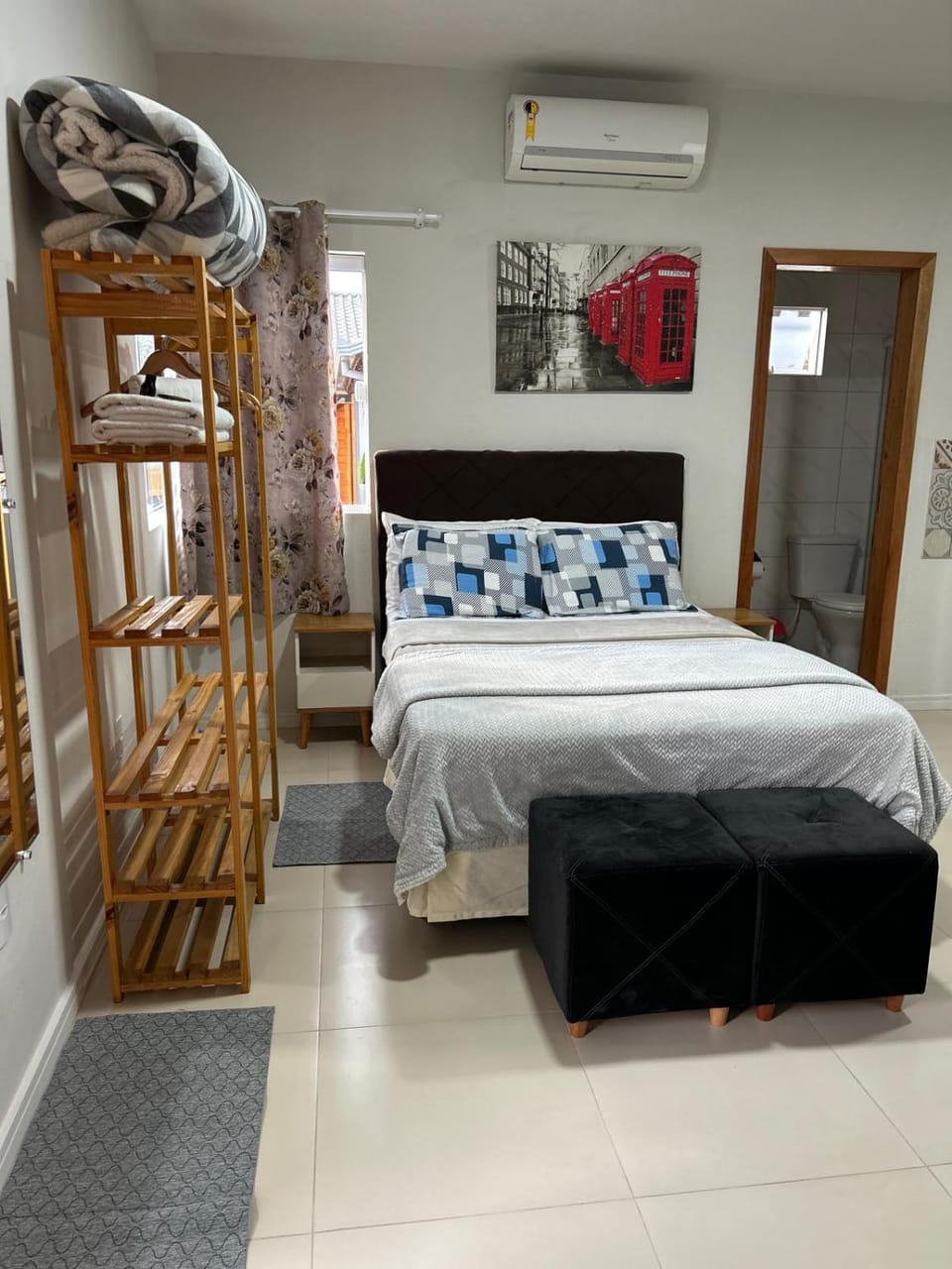 Bed, Photo of the whole room, air conditioner