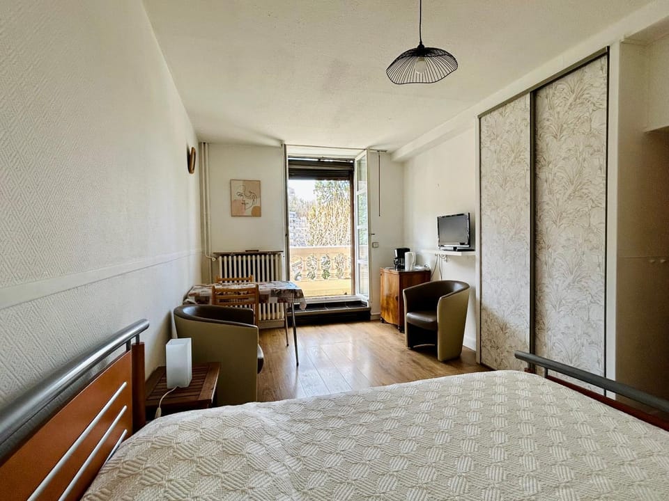 Bed, TV and multimedia, Living room, Photo of the whole room, Seating area, Bedroom, hair dresser, wardrobe