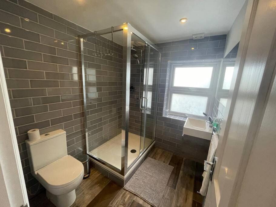 Light and Modern 2BR 1.5BA, newly refurbished! Apartment in London Borough of Richmond upon Thames