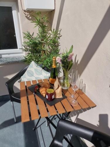 Patio, Day, Balcony/Terrace, Food and drinks, Seating area