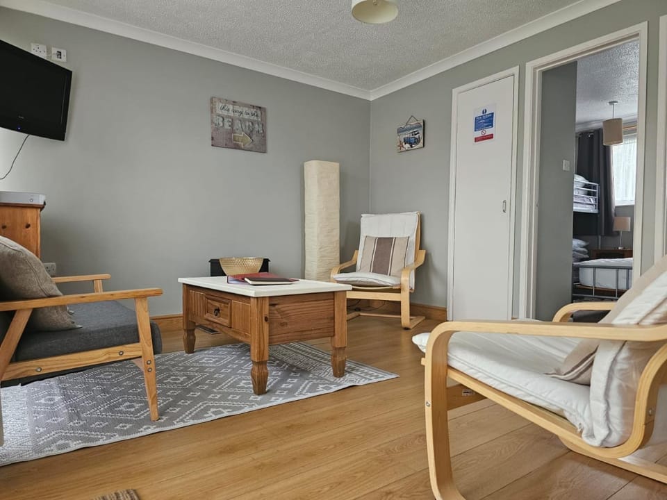 26, Two bed chalet on Bermuda holiday park, Hemsby - Sleeps 5, bed linen and towels included - with onsite entertainment and more options close by Chalet in Hemsby