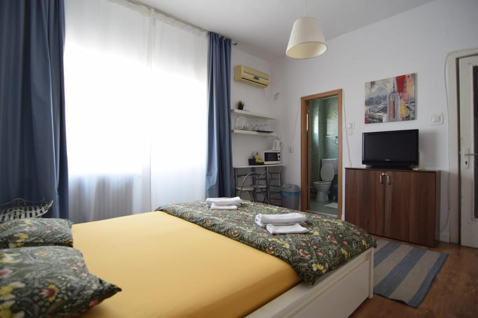 Bed, TV and multimedia, Photo of the whole room, Bedroom, air conditioner