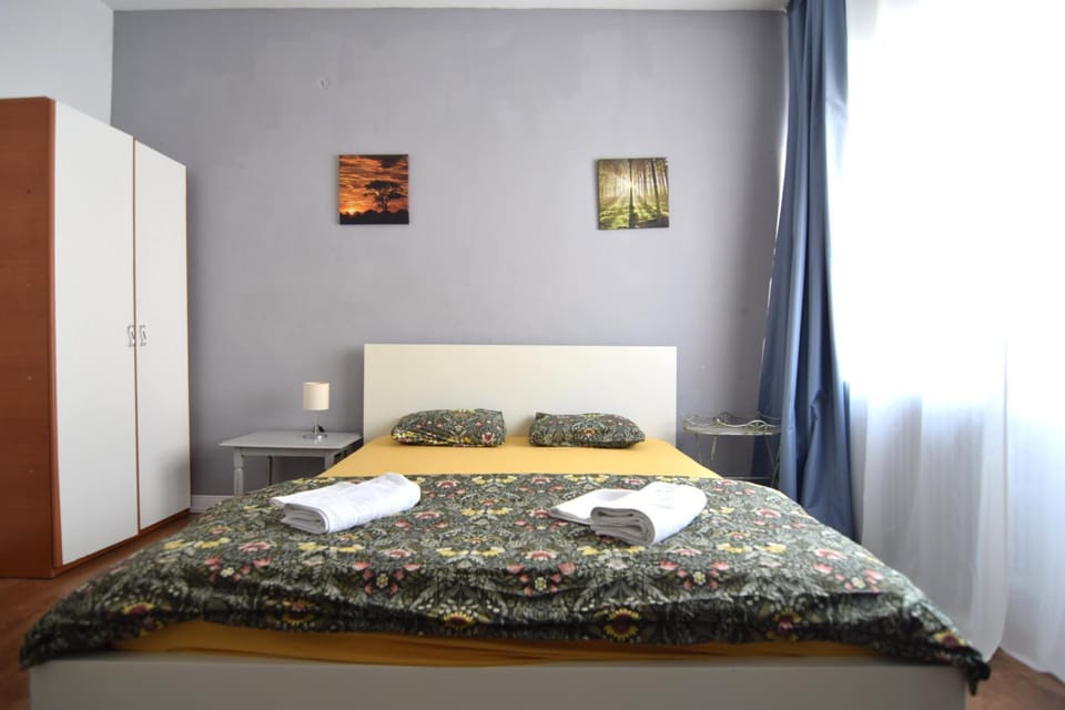 Bed, Photo of the whole room, Bedroom, towels