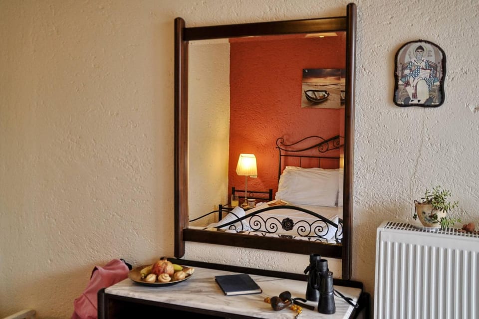 Bed, Bedroom, hair dresser
