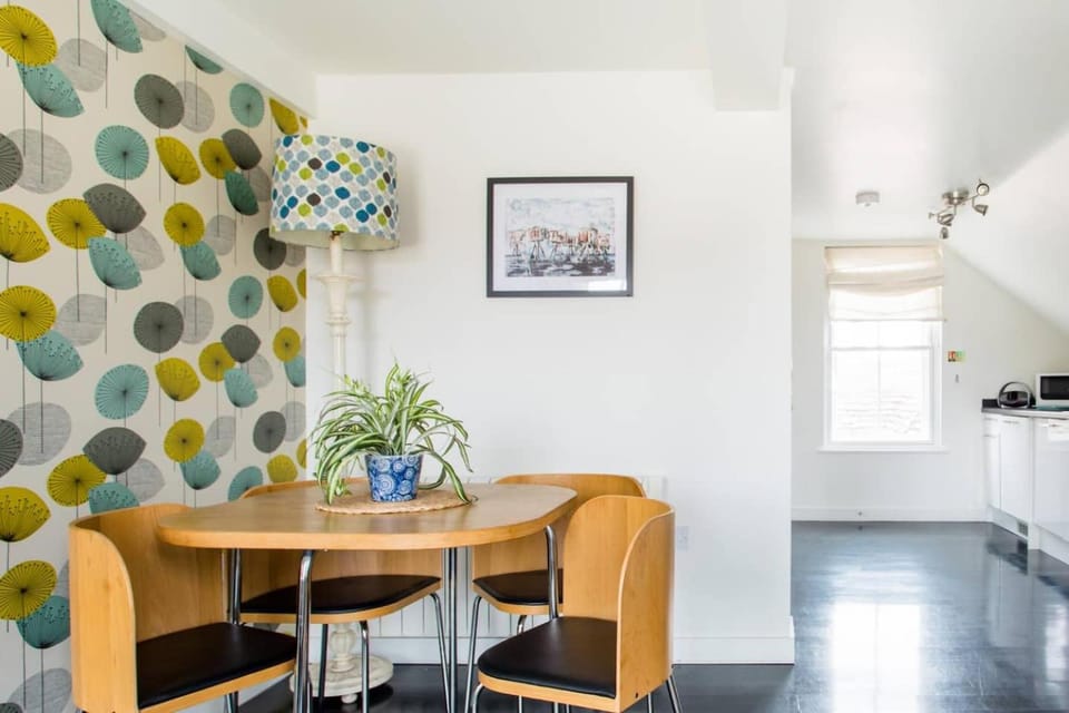 Kitchen or kitchenette, Living room, Seating area, Dining area, minibar
