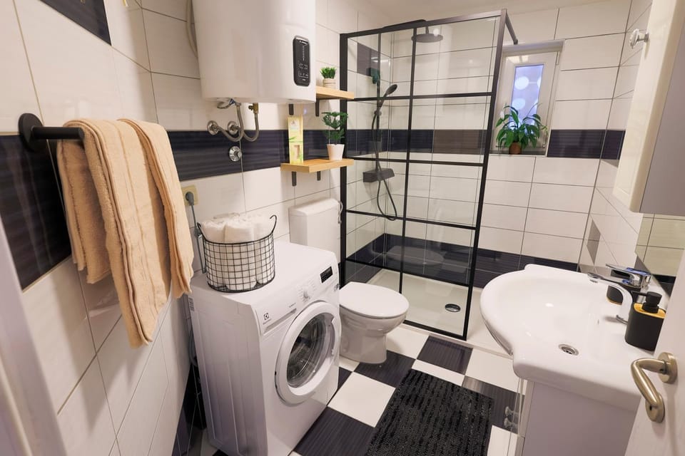 Shower, Toilet, Bathroom, towels