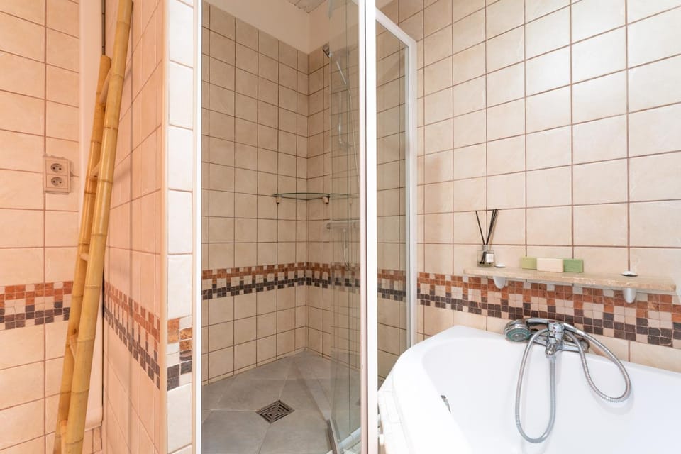 Bathroom, Living room