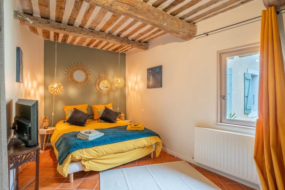 Property building, Living room, Bedroom