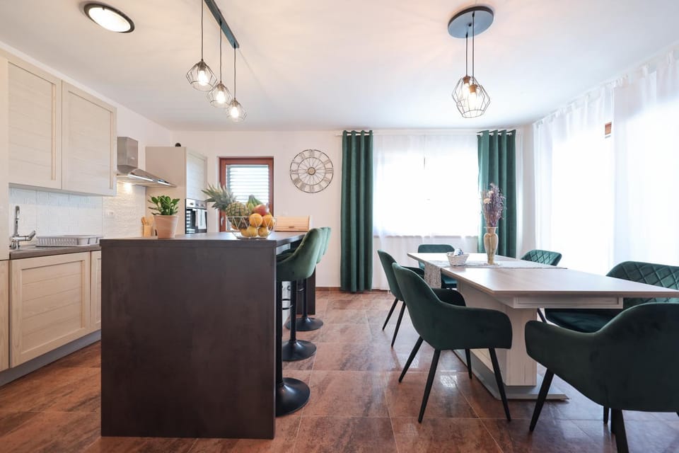 Kitchen or kitchenette, Dining area, minibar, pet friendly, stove