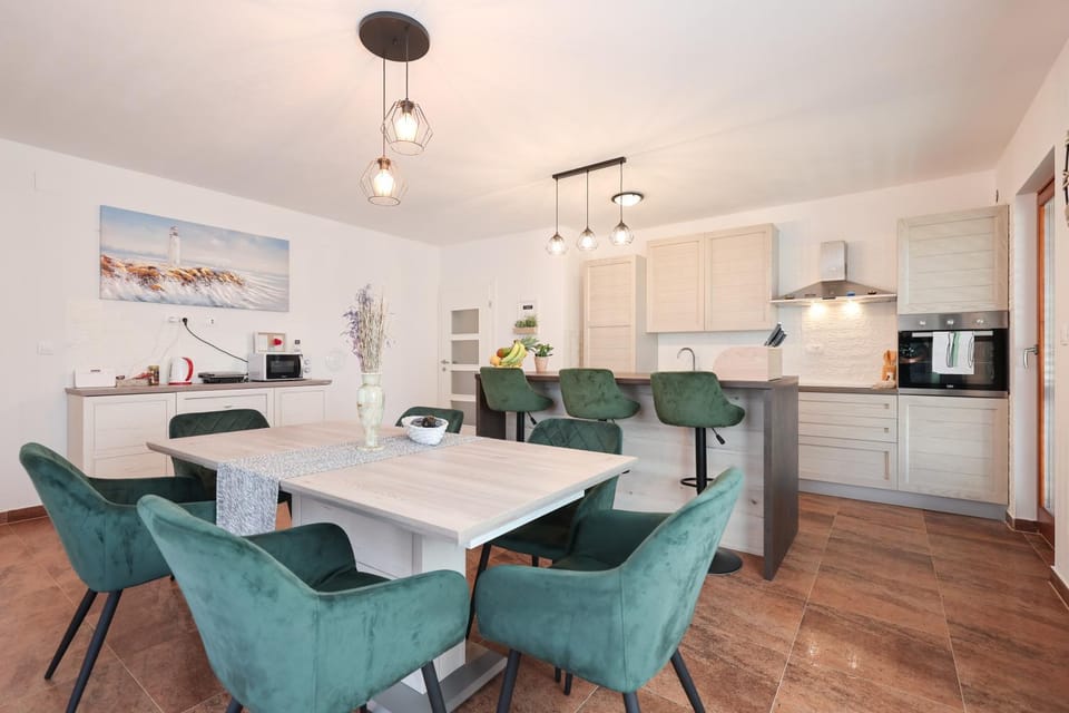 Kitchen or kitchenette, Dining area, minibar, pet friendly