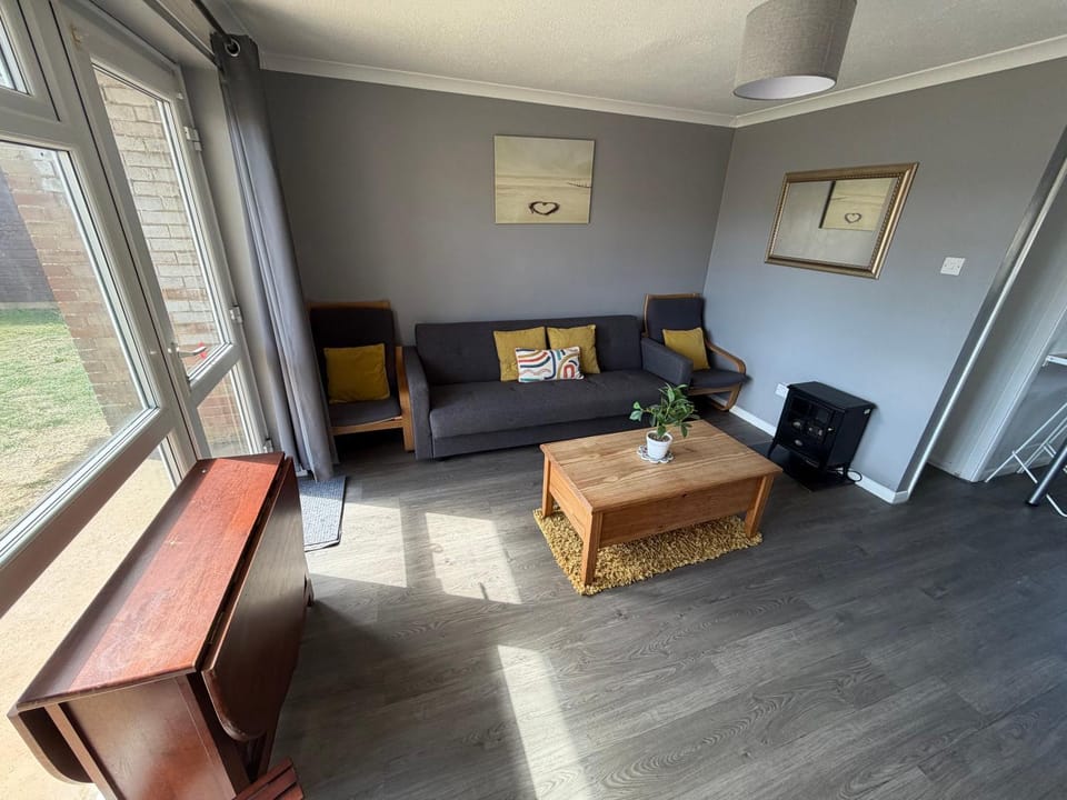 124, Three bed two storey chalet on Bermuda holiday park, Hemsby - Sleeps 7, bed linen and towels included with onsite entertainment and further entertainment close by - includes balcony Chalet in Hemsby
