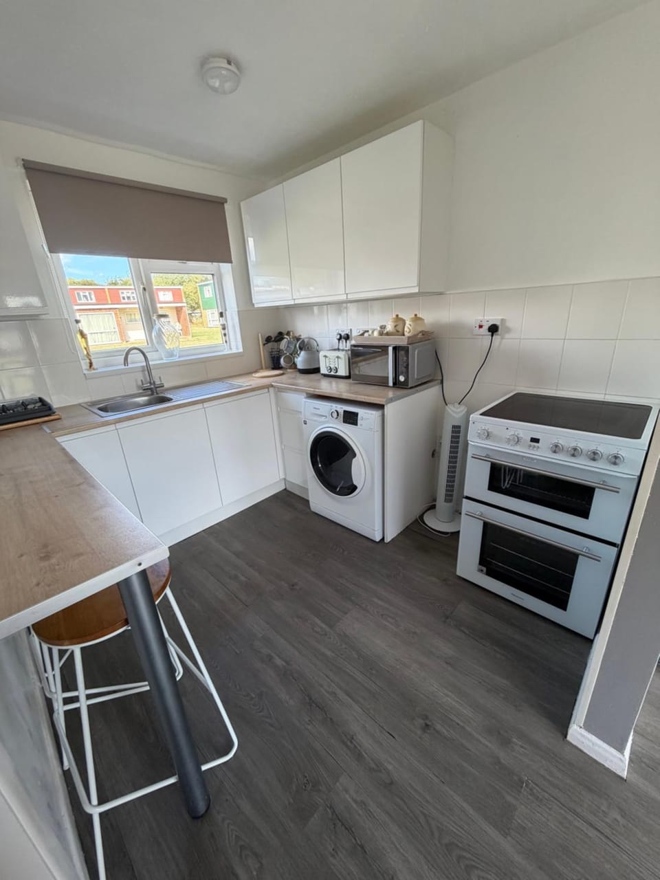 124, Three bed two storey chalet on Bermuda holiday park, Hemsby - Sleeps 7, bed linen and towels included with onsite entertainment and further entertainment close by - includes balcony Chalet in Hemsby
