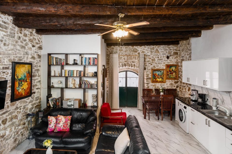 Kitchen or kitchenette, Living room, Seating area, Dining area, stove