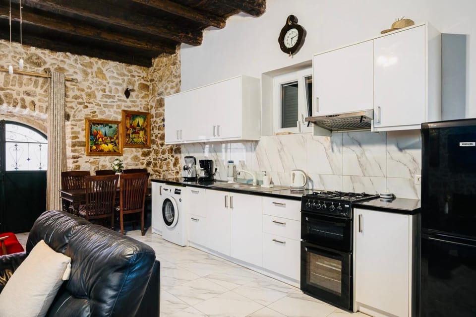 Kitchen or kitchenette, Seating area, oven, stove, washing machine