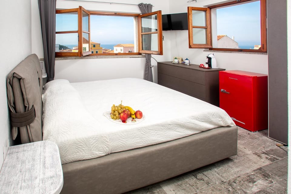 Bed, Natural landscape, TV and multimedia, Kitchen or kitchenette, Living room, Photo of the whole room, Seating area, Bedroom