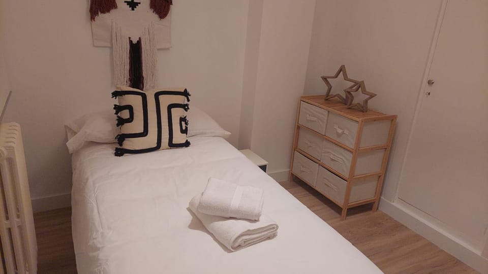 Bed, Photo of the whole room