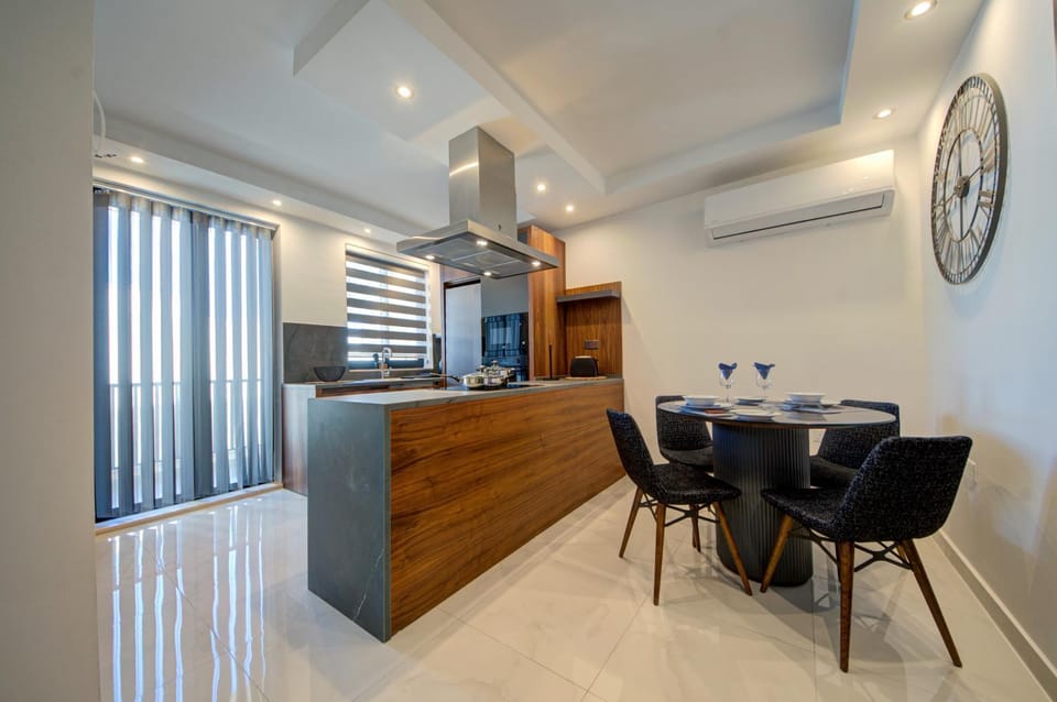 Kitchen or kitchenette, Dining area