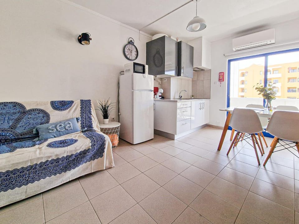 Kitchen or kitchenette, Living room, Seating area, Dining area, air conditioner