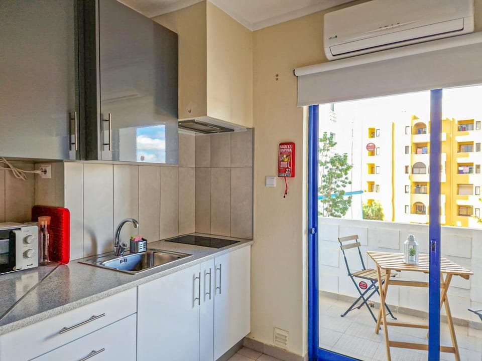Kitchen or kitchenette, Dining area, minibar, pet friendly, air conditioner