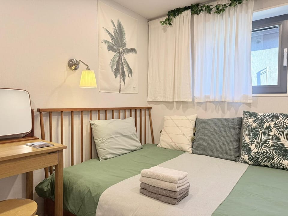 Bed, Decorative detail, Bedroom, towels