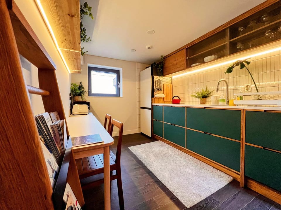Kitchen or kitchenette, Kitchen or kitchenette, Food and drinks, Dining area, Communal kitchen, Breakfast, Drinks, minibar, stove, toaster