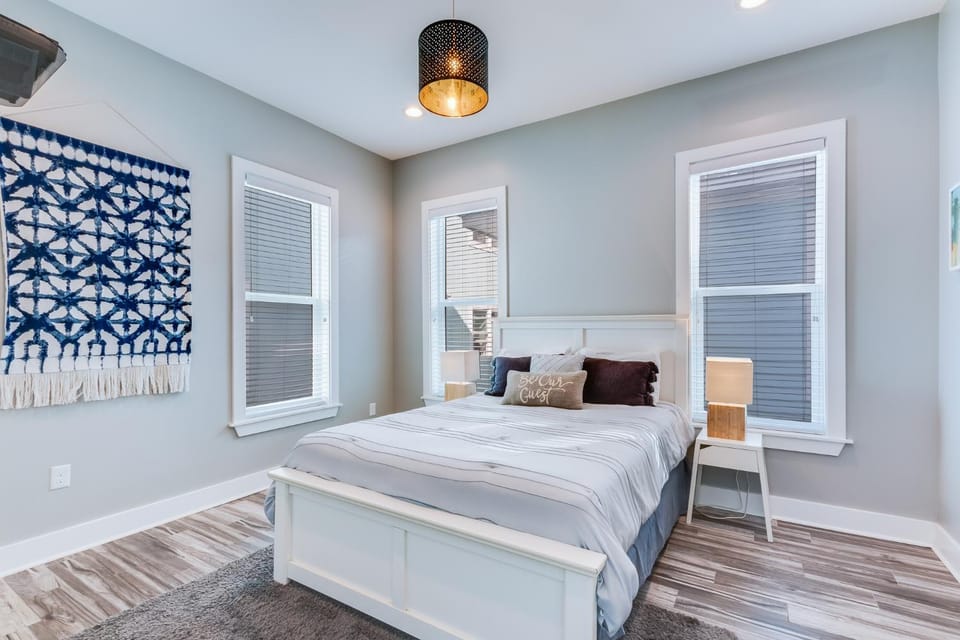 Modern 3 BR Cottage with Community Pool and Directly Across the Street from the Beach! House in Gulf Shores