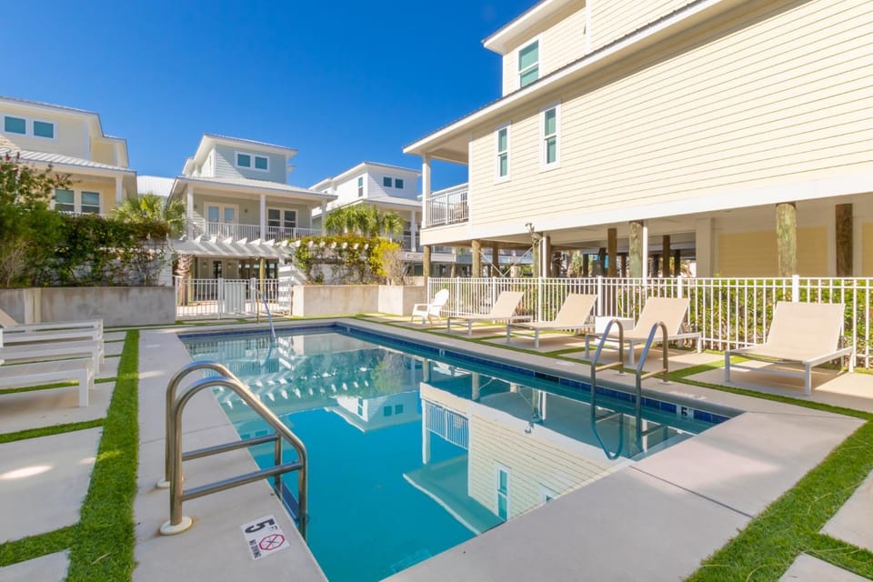Modern 3 BR Cottage with Community Pool and Directly Across the Street from the Beach! House in Gulf Shores