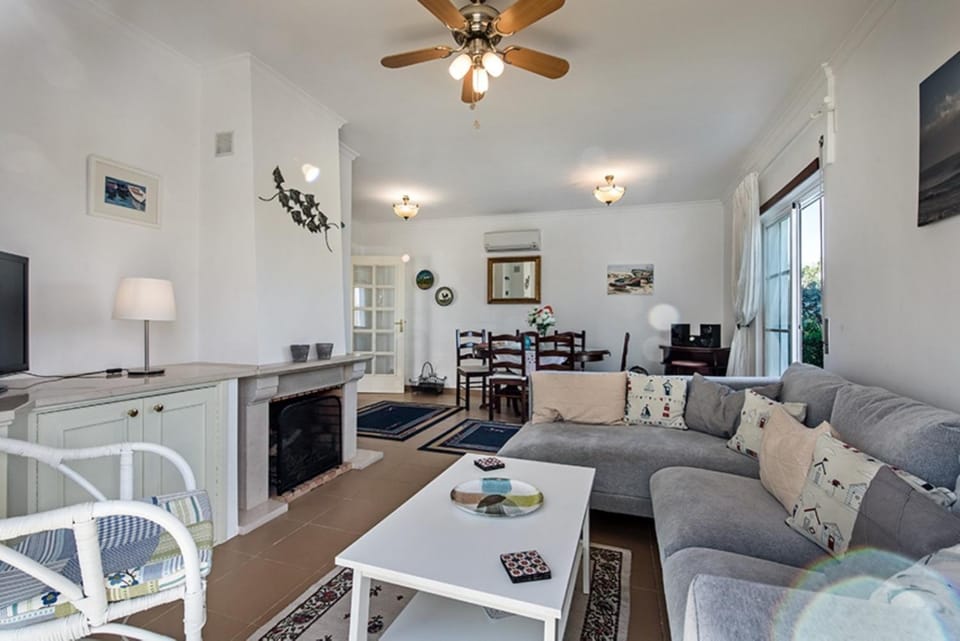 TV and multimedia, Living room, Seating area, Dining area, fireplace
