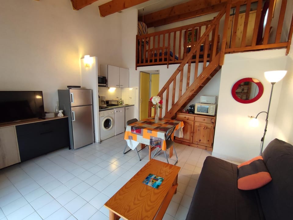 Kitchen or kitchenette, Living room
