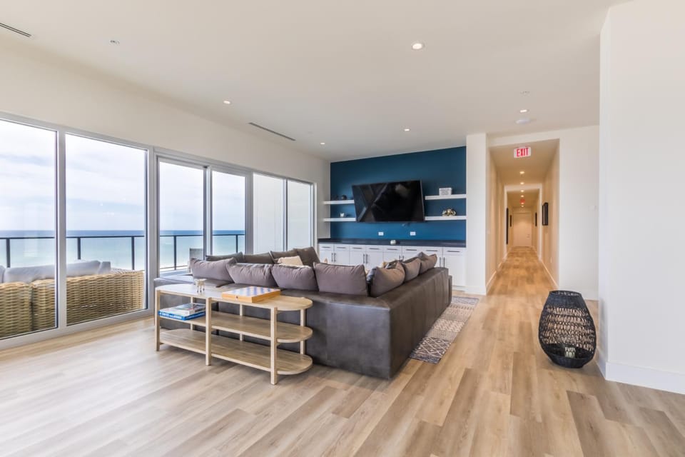 Communal lounge/ TV room, TV and multimedia, Living room, Seating area, Evening entertainment