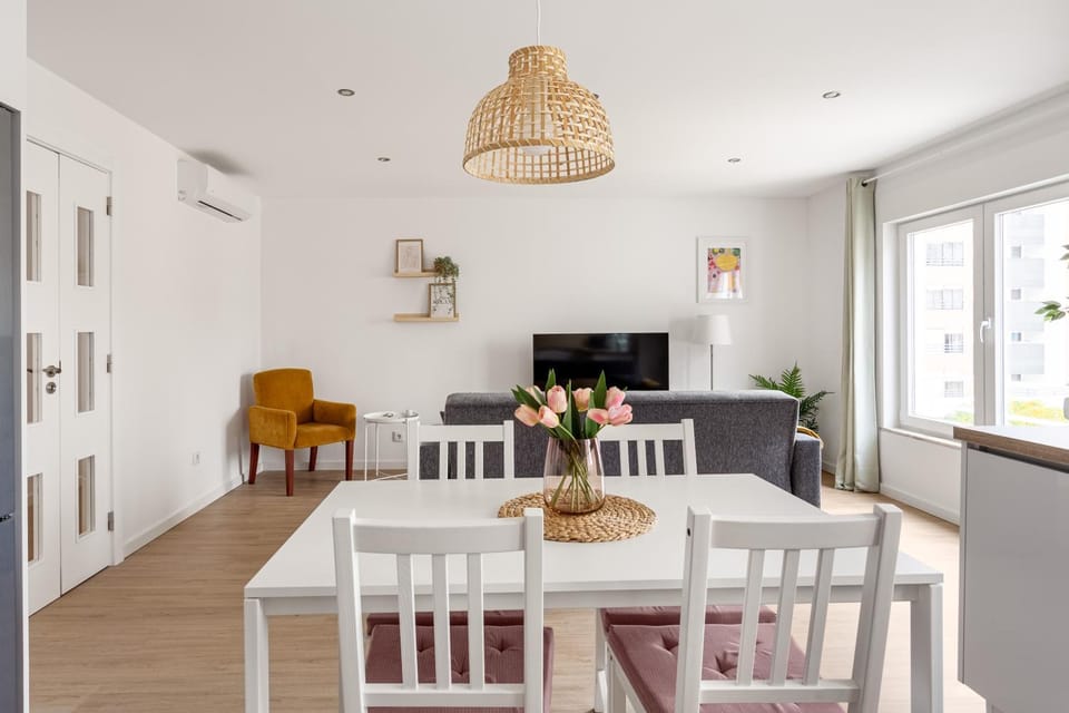 TV and multimedia, Living room, Seating area, Dining area