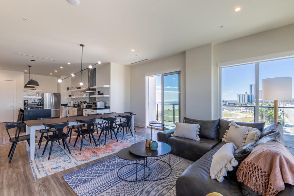 Kitchen or kitchenette, Living room, Seating area, Dining area, minibar, pet friendly, stove