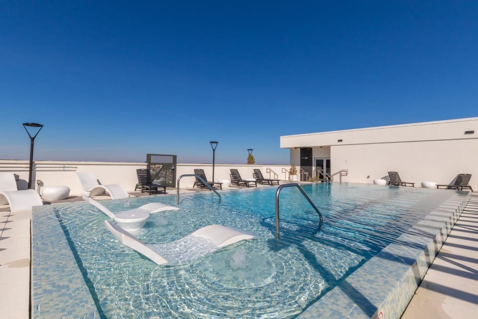 Pool view, Swimming pool, sunbed