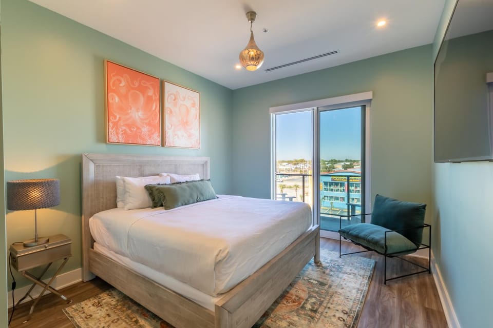 Spectacular 5 BR Luxury Condo with Rooftop Pool right on the Beach, Next to the Hangout! House in West Beach
