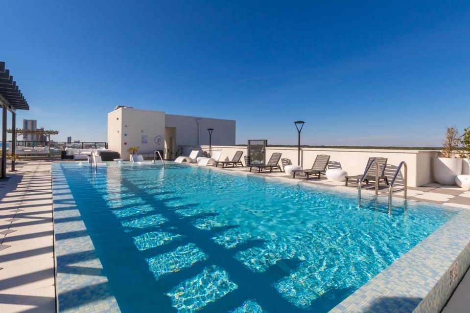 Spectacular 5 BR Luxury Condo with Rooftop Pool right on the Beach, Next to the Hangout! House in West Beach