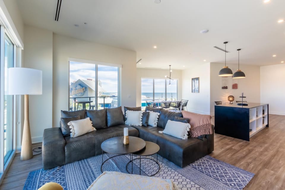 Spectacular 5 BR Luxury Condo with Rooftop Pool right on the Beach, Next to the Hangout! House in West Beach