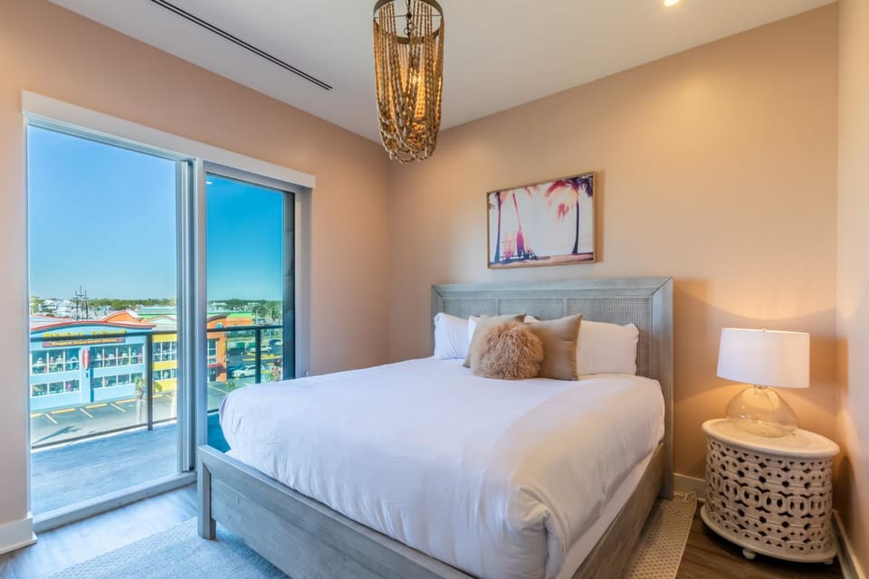 Modern 4 BR Luxury Condo with Rooftop Pool Next to the Hangout! House in West Beach