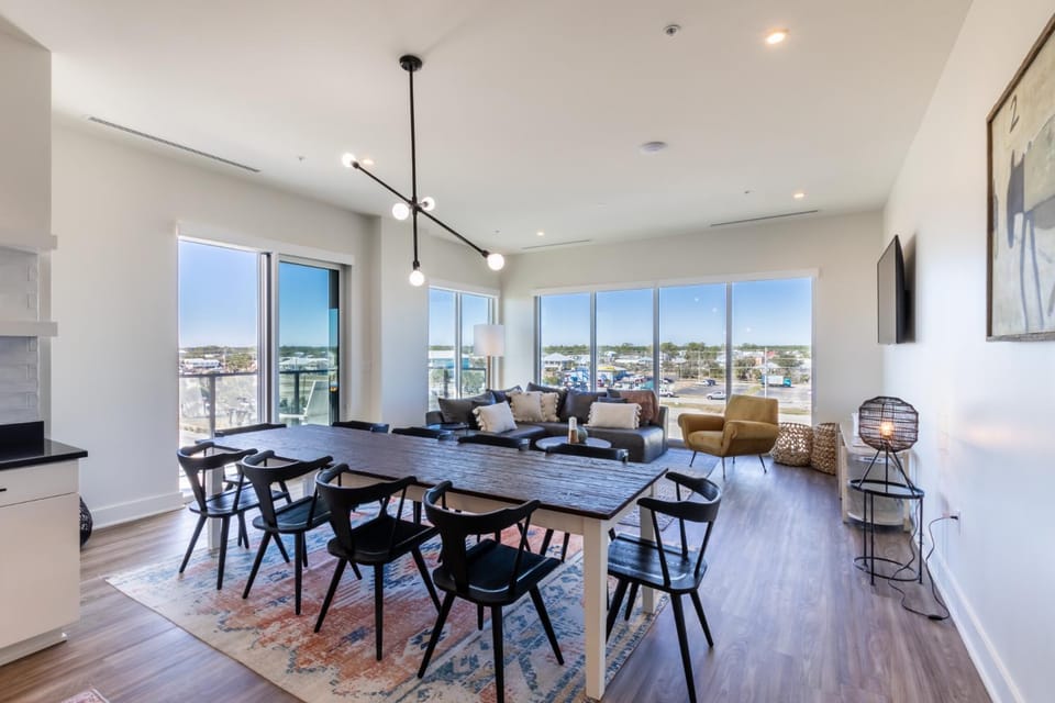 Modern 4 BR Luxury Condo with Rooftop Pool Next to the Hangout! House in West Beach