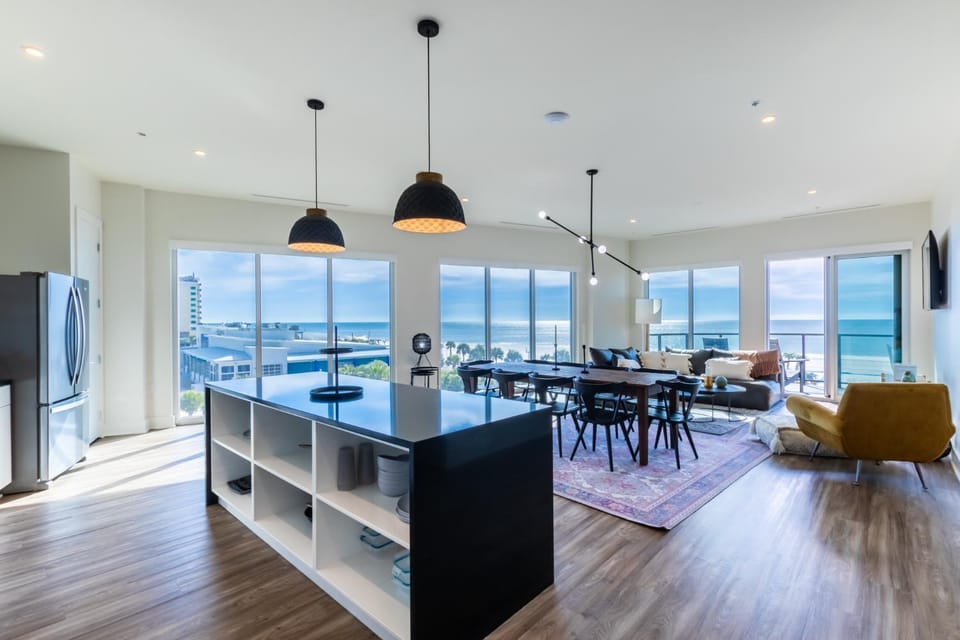Luxury 4 BR Gulf View Condo, Rooftop Pool, right next to the Hangout! House in West Beach