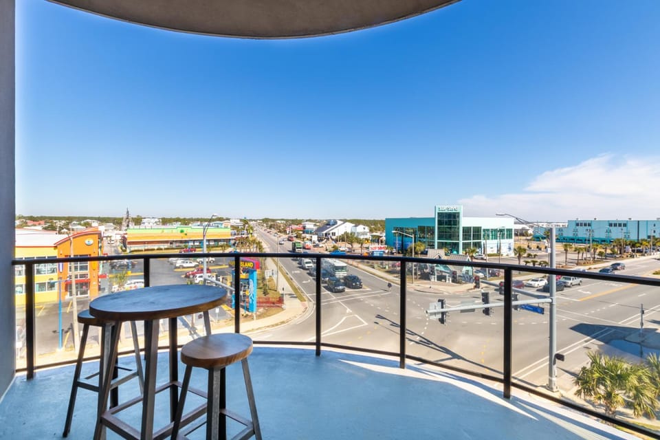 Spacious, 5 BR on the Beach with Rooftop Pool Next to the Hangout! House in West Beach