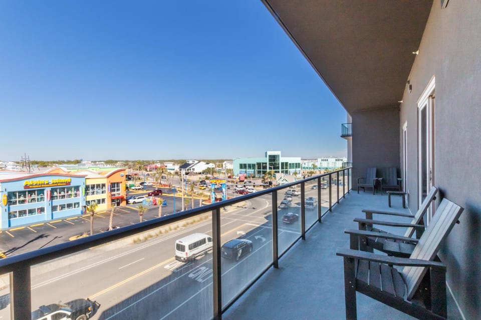 Elegant 4 BR Luxury Condo with Rooftop Pool Next to the Hangout House in West Beach